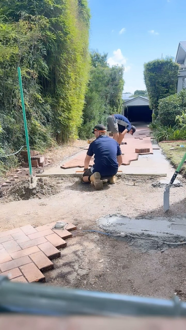 Making the most of the blue skies today. Always love restoring these paved driveways! Stay Tuned for the…